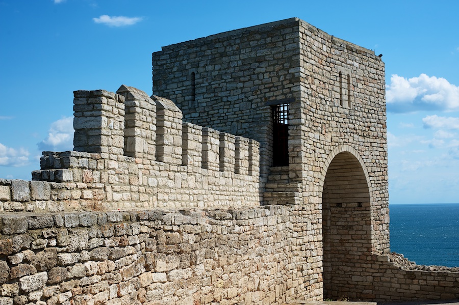 Крепостна стена и кула на нос Калиакра - Nikon D700 | AF-S Nikkor 50/1.8G @8