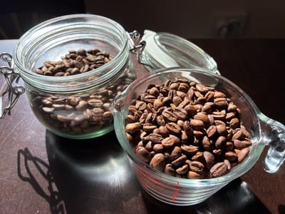 Снимка на прясно изпечено кафе в два стъклени съда