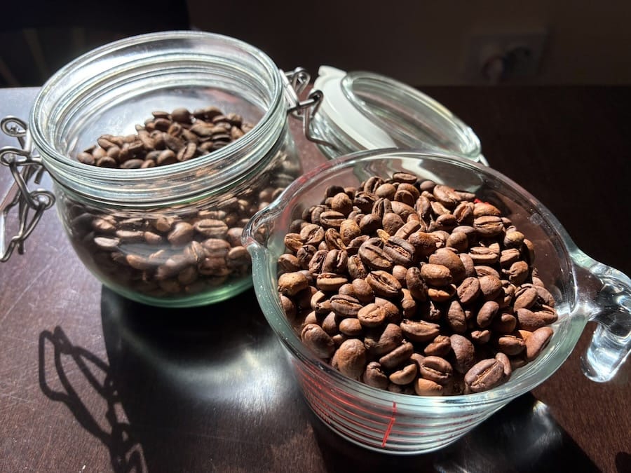 Снимка на прясно изпечено кафе в два стъклени съда